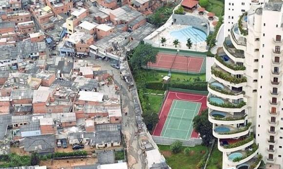 巴西的贫民区，富豪和贫穷之间的分界线