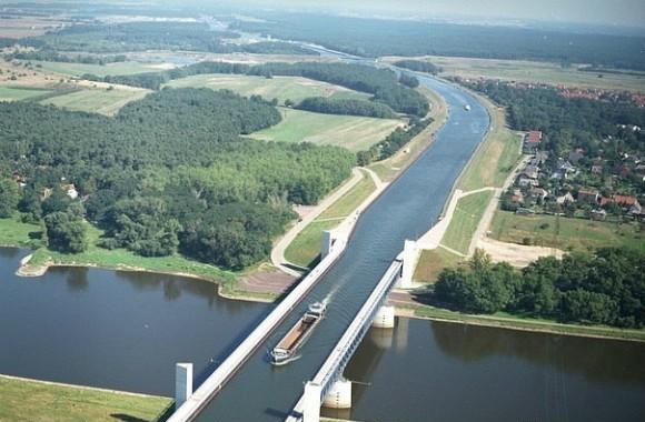 德国的马格德堡水桥，跨在河流上面的桥梁竟是另一条河流。
