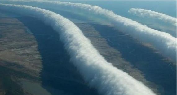 昙花一现，澳大利亚北部的卡奔塔利亚海湾所观察到的云彩