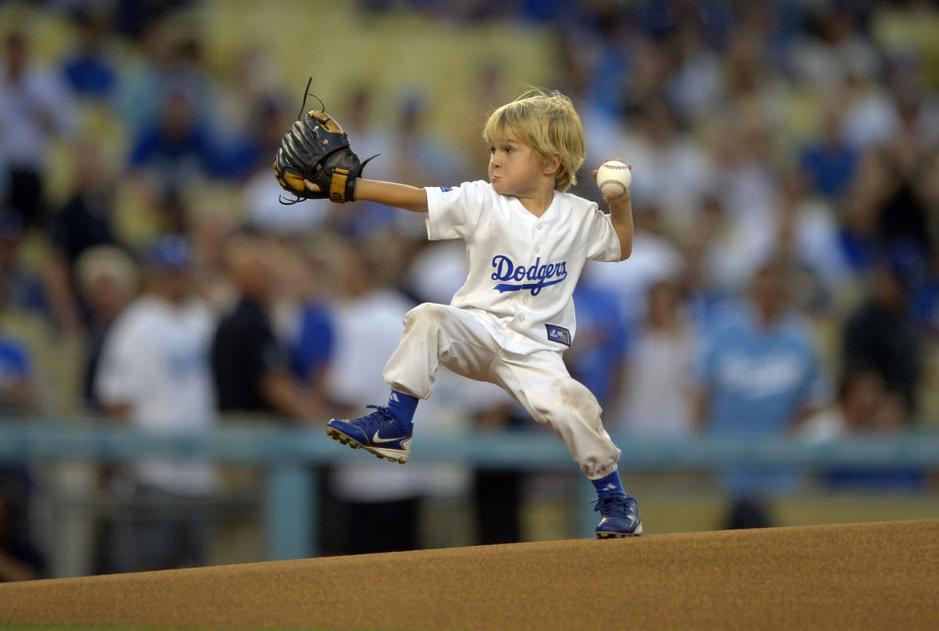 3 age boy plays baseball