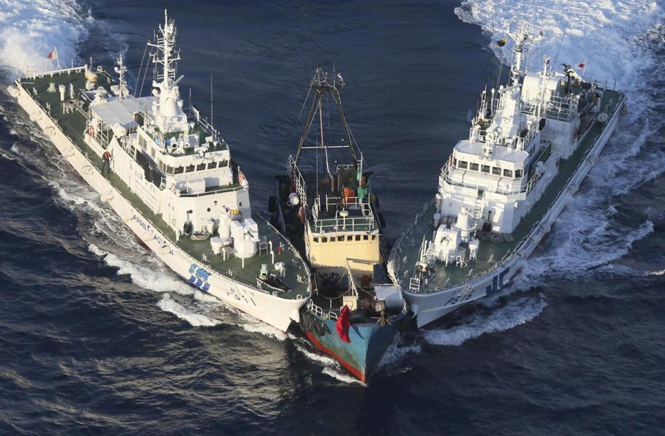 Japanese warships Hold chinese fishing ship under duress